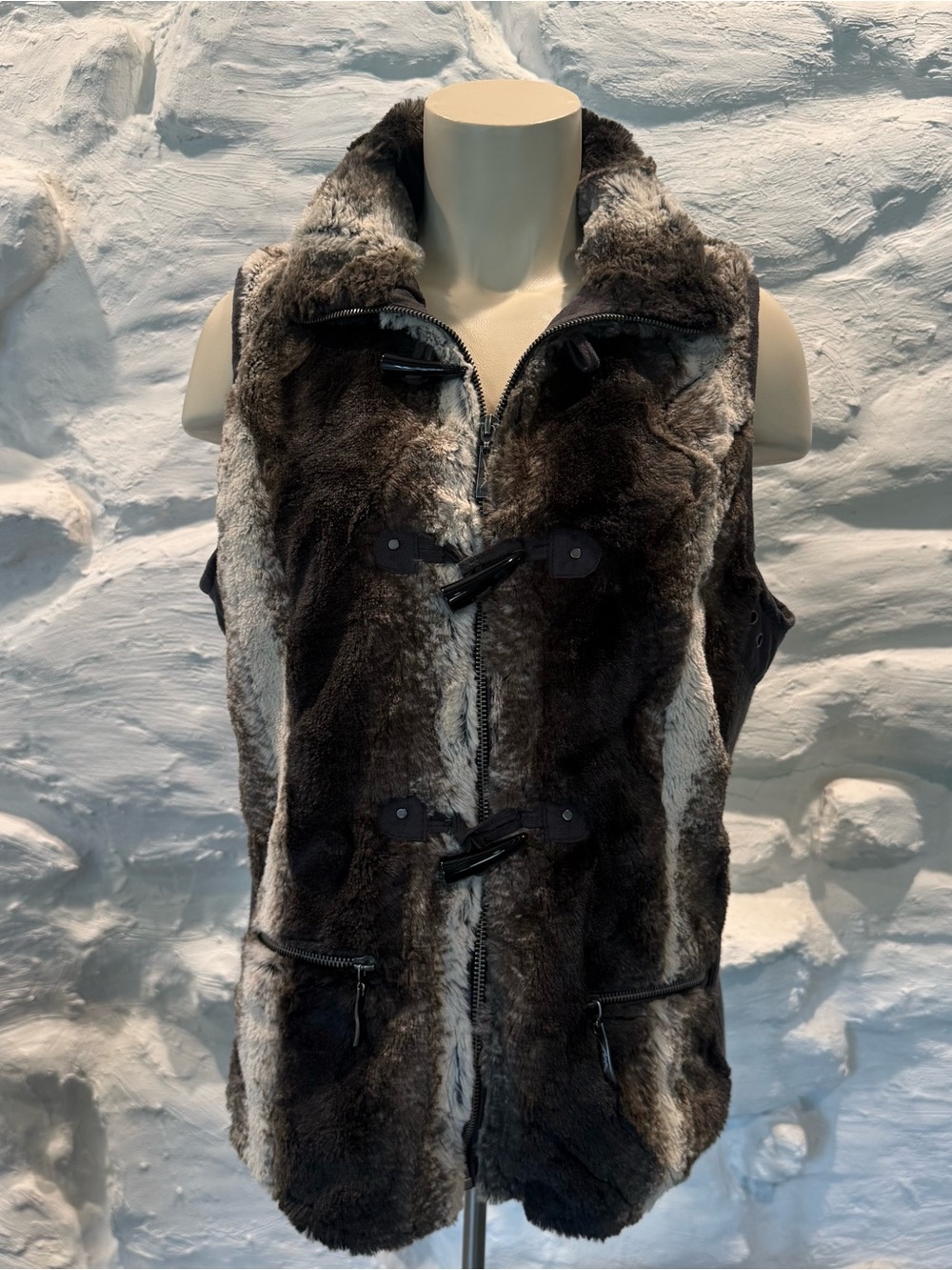 NWT Luxurious Women’s Montana Co. Faux Fur Zip & Toggle Vest Size Small